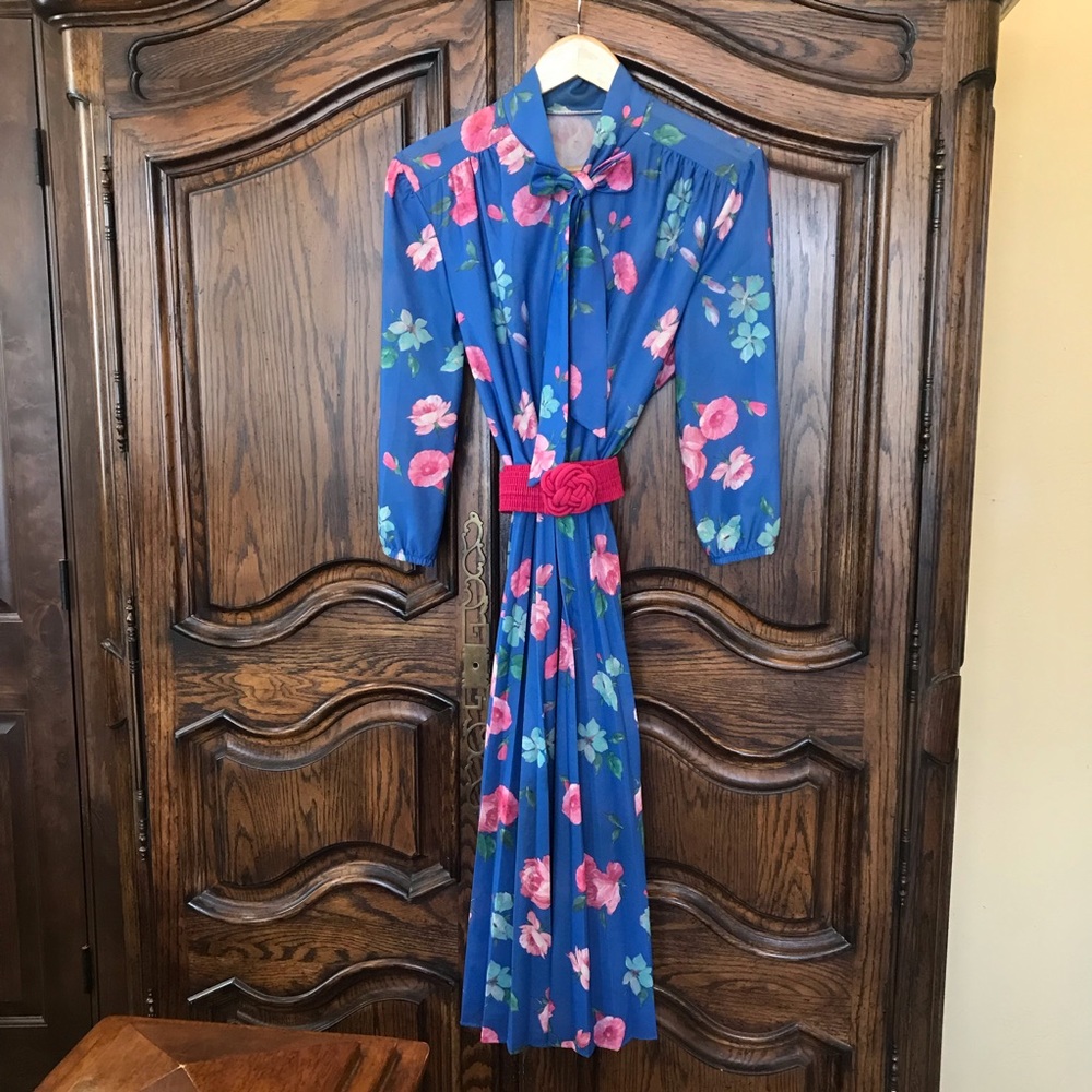 Vintage Blue Floral Pleated Plus Size  Dress with Tie Neck